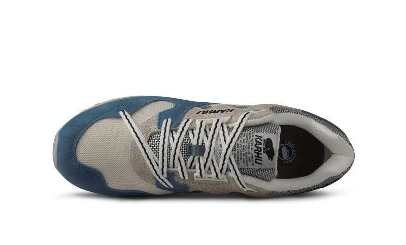 Karhu Synchron Classic – Coronet Blue / Silver Lining (F802686)