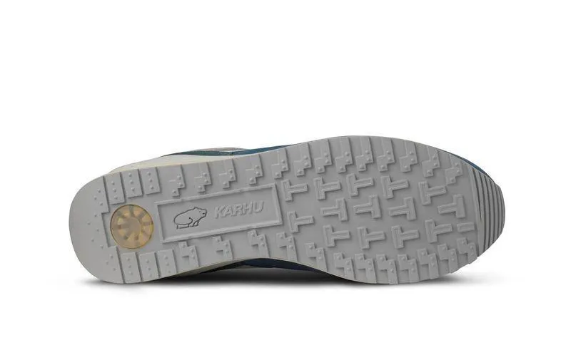 Karhu Synchron Classic – Coronet Blue / Silver Lining (F802686)