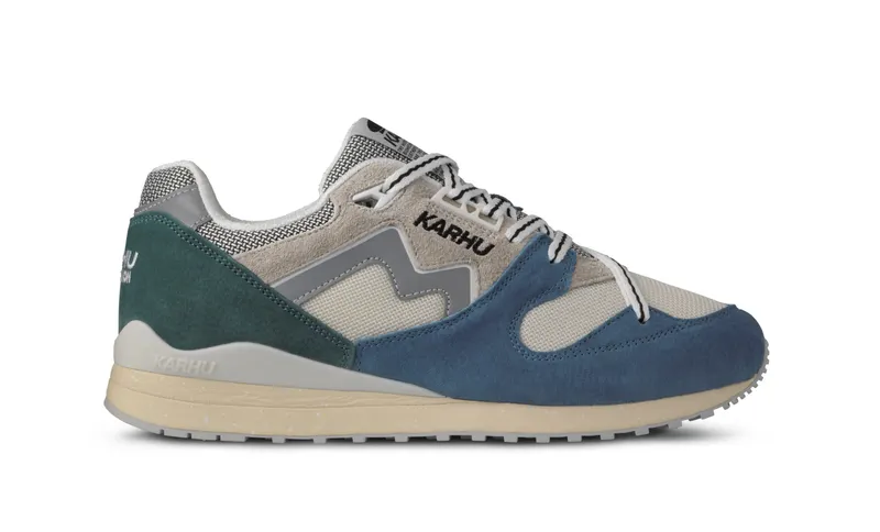 Karhu Synchron Classic – Coronet Blue / Silver Lining (F802686)