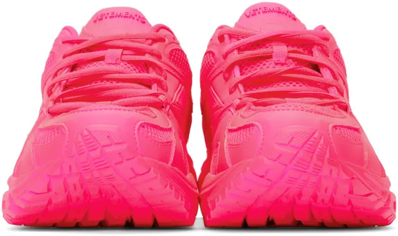 VETEMENTS Pink Reebok Edition Spike Runner 200 NEON PINK (UE51SN100P)