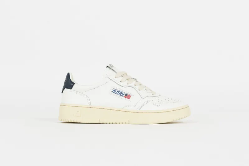 Autry Medalist Low LL12 “White/navy” (AULW-LL12-WHTNVY)