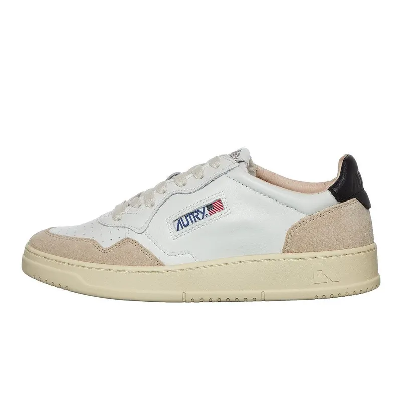 Autry Medalist Low White / Black (AULMLS21)