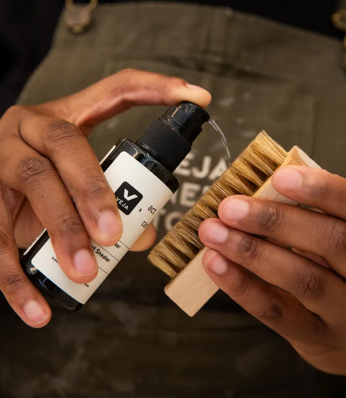 Veja SNEAKER CLEANSER VEJA X ACT OF CARING (AOCXVEJA20756D)