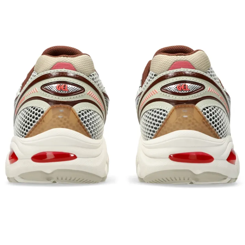 ASICS SportStyle Die Collaboration zwischen <b><i>ASICS SportStyle x Above The Clouds</i></b> stellt den <i>GT-2160</i> vor, die vom japanischen Ahornbaum inspiriert sind. Dieses Design zeichnet sich durch eine kuratierte Mischung aus <i>halbtransparentem Ripstop-Mesh</i> und auffälligen metallischen Overlays aus und verleiht ihm einen einzigartigen Streetwear-Look. Unter dem Fuß sorgt eine leuchtend rote <i>GEL-Dämpfung</i> für mehr Komfort, ergänzt durch eine <i>TRUSSTIC-Platte</i> für Traktion und Fußgewölbeunterstützung. Als Hommage an die <i>GT-2000</i>-Serie aus den frühen 2010er Jahren behält der GT-2160 die ikonische, schlanke Ästhetik und die wellenförmige Vorderfußform des traditionellen Trainers bei. Die segmentierte Mittelsohlenstruktur und die Einsätze mit GEL-Technologie vervollständigen den Look und verbinden eine industrielle Ästhetik mit fortschrittlichen Dämpfungseigenschaften. “Cream/Brown / Silver” (1203A654-100)