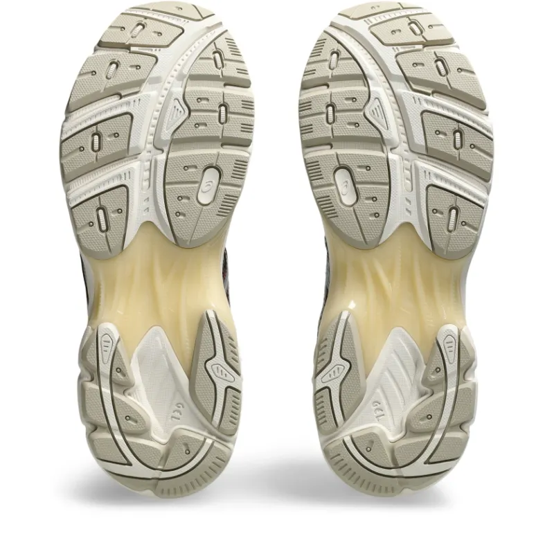 ASICS SportStyle Die Collaboration zwischen <b><i>ASICS SportStyle x Above The Clouds</i></b> stellt den <i>GT-2160</i> vor, die vom japanischen Ahornbaum inspiriert sind. Dieses Design zeichnet sich durch eine kuratierte Mischung aus <i>halbtransparentem Ripstop-Mesh</i> und auffälligen metallischen Overlays aus und verleiht ihm einen einzigartigen Streetwear-Look. Unter dem Fuß sorgt eine leuchtend rote <i>GEL-Dämpfung</i> für mehr Komfort, ergänzt durch eine <i>TRUSSTIC-Platte</i> für Traktion und Fußgewölbeunterstützung. Als Hommage an die <i>GT-2000</i>-Serie aus den frühen 2010er Jahren behält der GT-2160 die ikonische, schlanke Ästhetik und die wellenförmige Vorderfußform des traditionellen Trainers bei. Die segmentierte Mittelsohlenstruktur und die Einsätze mit GEL-Technologie vervollständigen den Look und verbinden eine industrielle Ästhetik mit fortschrittlichen Dämpfungseigenschaften. “Cream/Brown / Silver” (1203A654-100)