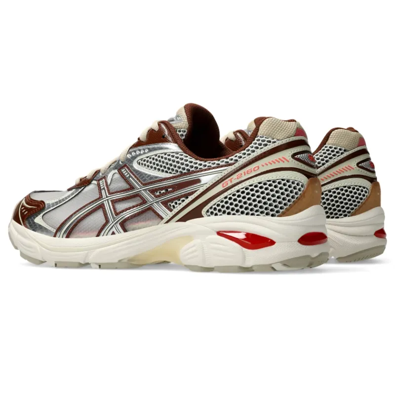 ASICS SportStyle Die Collaboration zwischen <b><i>ASICS SportStyle x Above The Clouds</i></b> stellt den <i>GT-2160</i> vor, die vom japanischen Ahornbaum inspiriert sind. Dieses Design zeichnet sich durch eine kuratierte Mischung aus <i>halbtransparentem Ripstop-Mesh</i> und auffälligen metallischen Overlays aus und verleiht ihm einen einzigartigen Streetwear-Look. Unter dem Fuß sorgt eine leuchtend rote <i>GEL-Dämpfung</i> für mehr Komfort, ergänzt durch eine <i>TRUSSTIC-Platte</i> für Traktion und Fußgewölbeunterstützung. Als Hommage an die <i>GT-2000</i>-Serie aus den frühen 2010er Jahren behält der GT-2160 die ikonische, schlanke Ästhetik und die wellenförmige Vorderfußform des traditionellen Trainers bei. Die segmentierte Mittelsohlenstruktur und die Einsätze mit GEL-Technologie vervollständigen den Look und verbinden eine industrielle Ästhetik mit fortschrittlichen Dämpfungseigenschaften. “Cream/Brown / Silver” (1203A654-100)