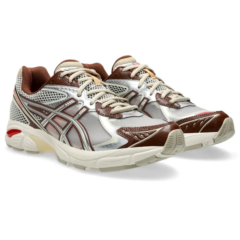 ASICS SportStyle Die Collaboration zwischen <b><i>ASICS SportStyle x Above The Clouds</i></b> stellt den <i>GT-2160</i> vor, die vom japanischen Ahornbaum inspiriert sind. Dieses Design zeichnet sich durch eine kuratierte Mischung aus <i>halbtransparentem Ripstop-Mesh</i> und auffälligen metallischen Overlays aus und verleiht ihm einen einzigartigen Streetwear-Look. Unter dem Fuß sorgt eine leuchtend rote <i>GEL-Dämpfung</i> für mehr Komfort, ergänzt durch eine <i>TRUSSTIC-Platte</i> für Traktion und Fußgewölbeunterstützung. Als Hommage an die <i>GT-2000</i>-Serie aus den frühen 2010er Jahren behält der GT-2160 die ikonische, schlanke Ästhetik und die wellenförmige Vorderfußform des traditionellen Trainers bei. Die segmentierte Mittelsohlenstruktur und die Einsätze mit GEL-Technologie vervollständigen den Look und verbinden eine industrielle Ästhetik mit fortschrittlichen Dämpfungseigenschaften. “Cream/Brown / Silver” (1203A654-100)
