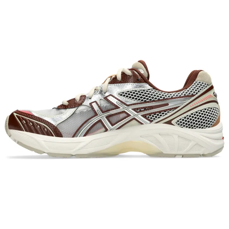 ASICS SportStyle Die Collaboration zwischen <b><i>ASICS SportStyle x Above The Clouds</i></b> stellt den <i>GT-2160</i> vor, die vom japanischen Ahornbaum inspiriert sind. Dieses Design zeichnet sich durch eine kuratierte Mischung aus <i>halbtransparentem Ripstop-Mesh</i> und auffälligen metallischen Overlays aus und verleiht ihm einen einzigartigen Streetwear-Look. Unter dem Fuß sorgt eine leuchtend rote <i>GEL-Dämpfung</i> für mehr Komfort, ergänzt durch eine <i>TRUSSTIC-Platte</i> für Traktion und Fußgewölbeunterstützung. Als Hommage an die <i>GT-2000</i>-Serie aus den frühen 2010er Jahren behält der GT-2160 die ikonische, schlanke Ästhetik und die wellenförmige Vorderfußform des traditionellen Trainers bei. Die segmentierte Mittelsohlenstruktur und die Einsätze mit GEL-Technologie vervollständigen den Look und verbinden eine industrielle Ästhetik mit fortschrittlichen Dämpfungseigenschaften. “Cream/Brown / Silver” (1203A654-100)