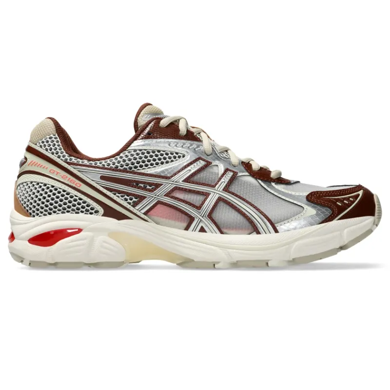 ASICS SportStyle Die Collaboration zwischen <b><i>ASICS SportStyle x Above The Clouds</i></b> stellt den <i>GT-2160</i> vor, die vom japanischen Ahornbaum inspiriert sind. Dieses Design zeichnet sich durch eine kuratierte Mischung aus <i>halbtransparentem Ripstop-Mesh</i> und auffälligen metallischen Overlays aus und verleiht ihm einen einzigartigen Streetwear-Look. Unter dem Fuß sorgt eine leuchtend rote <i>GEL-Dämpfung</i> für mehr Komfort, ergänzt durch eine <i>TRUSSTIC-Platte</i> für Traktion und Fußgewölbeunterstützung. Als Hommage an die <i>GT-2000</i>-Serie aus den frühen 2010er Jahren behält der GT-2160 die ikonische, schlanke Ästhetik und die wellenförmige Vorderfußform des traditionellen Trainers bei. Die segmentierte Mittelsohlenstruktur und die Einsätze mit GEL-Technologie vervollständigen den Look und verbinden eine industrielle Ästhetik mit fortschrittlichen Dämpfungseigenschaften. “Cream/Brown / Silver” (1203A654-100)