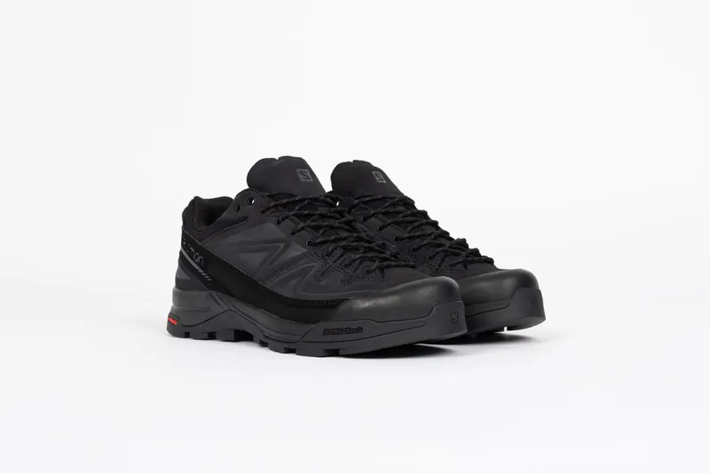 Salomon Der <b><i>Salomon X-ALP Leather</i></b> wirft ein Licht auf Salomons Bergsteigergeschichte und verbindet schützende Details mit funktionalen Merkmalen. Er ist aus hochwertigem Wildleder und Canvas gefertigt und verfügt über eine gummierte Zehenpartie und ein seitliches, genähtes Powerband für zusätzlichen Schutz. Er basiert auf dem <i>3D Edging Chassis™</i> und sorgt für seitliche Stabilität und Vorfußbeweglichkeit, wodurch er sich ideal für abwechslungsreiche Landschaften eignet. “Black” (L47596300)