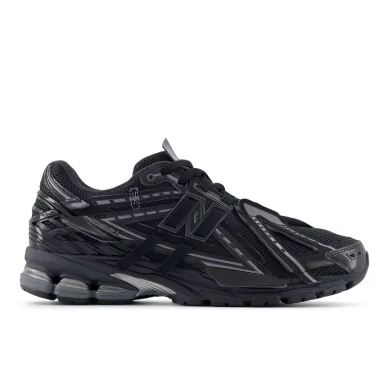 New Balance Der <b><i>New Balance 1906AF ‘TECH EXPLOSION’</i></b> ist eine Weiterentwicklung des ursprünglichen <i>2002R ‘Refined Future’-Packs</i>. Inspiriert von technischen Datenblättern aus den frühen 2000er Jahren ist sein Obermaterial dekonstruiert, um jedes einzigartige Musterstück hervorzuheben. “Black/Anthracite” (M1906AF)