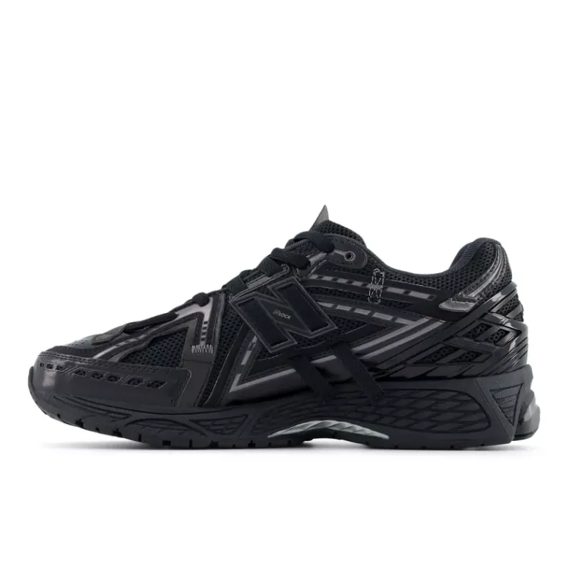 New Balance Der <b><i>New Balance 1906AF ‘TECH EXPLOSION’</i></b> ist eine Weiterentwicklung des ursprünglichen <i>2002R ‘Refined Future’-Packs</i>. Inspiriert von technischen Datenblättern aus den frühen 2000er Jahren ist sein Obermaterial dekonstruiert, um jedes einzigartige Musterstück hervorzuheben. “Black/Anthracite” (M1906AF)