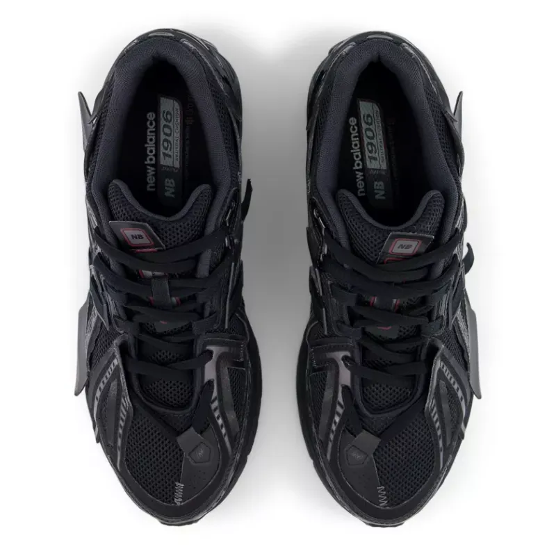 New Balance Der <b><i>New Balance 1906AF ‘TECH EXPLOSION’</i></b> ist eine Weiterentwicklung des ursprünglichen <i>2002R ‘Refined Future’-Packs</i>. Inspiriert von technischen Datenblättern aus den frühen 2000er Jahren ist sein Obermaterial dekonstruiert, um jedes einzigartige Musterstück hervorzuheben. “Black/Anthracite” (M1906AF)