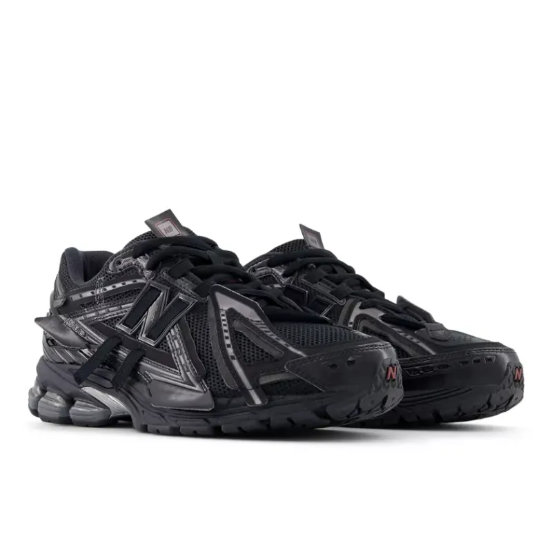 New Balance Der <b><i>New Balance 1906AF ‘TECH EXPLOSION’</i></b> ist eine Weiterentwicklung des ursprünglichen <i>2002R ‘Refined Future’-Packs</i>. Inspiriert von technischen Datenblättern aus den frühen 2000er Jahren ist sein Obermaterial dekonstruiert, um jedes einzigartige Musterstück hervorzuheben. “Black/Anthracite” (M1906AF)