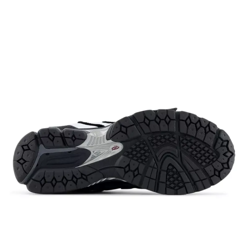 New Balance Der <b><i>New Balance 1906AF ‘TECH EXPLOSION’</i></b> ist eine Weiterentwicklung des ursprünglichen <i>2002R ‘Refined Future’-Packs</i>. Inspiriert von technischen Datenblättern aus den frühen 2000er Jahren ist sein Obermaterial dekonstruiert, um jedes einzigartige Musterstück hervorzuheben. “Black/Anthracite” (M1906AF)