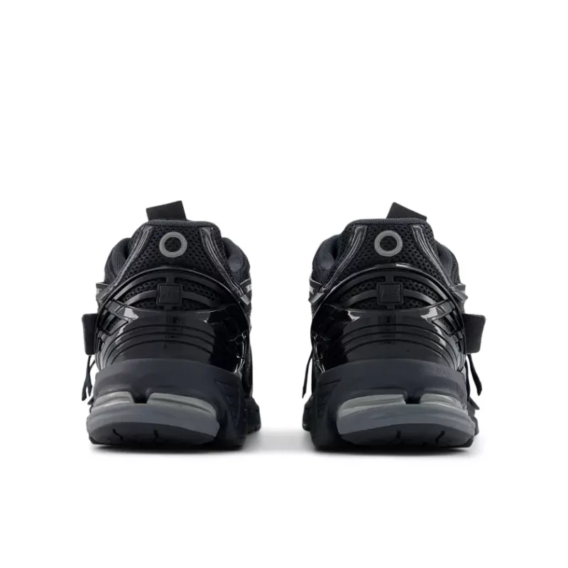 New Balance Der <b><i>New Balance 1906AF ‘TECH EXPLOSION’</i></b> ist eine Weiterentwicklung des ursprünglichen <i>2002R ‘Refined Future’-Packs</i>. Inspiriert von technischen Datenblättern aus den frühen 2000er Jahren ist sein Obermaterial dekonstruiert, um jedes einzigartige Musterstück hervorzuheben. “Black/Anthracite” (M1906AF)