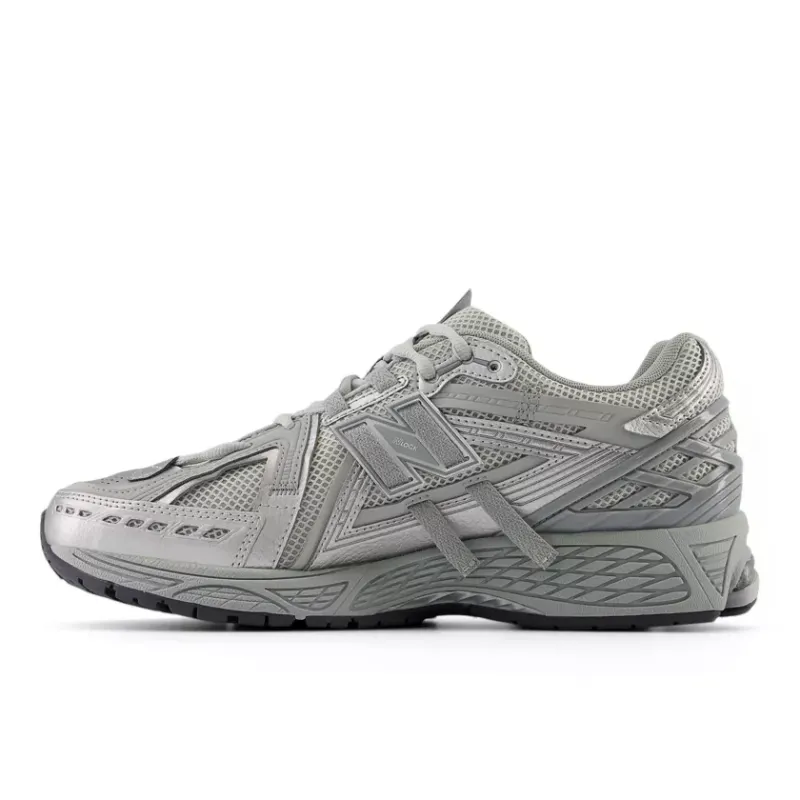 New Balance Der <b><i>New Balance 1906AG ‘TECH EXPLOSION’</i></b> ist eine Weiterentwicklung des ursprünglichen <i>2002R ‘Refined Future’-Packs</i>. Inspiriert von technischen Datenblättern aus den frühen 2000er Jahren ist sein Obermaterial dekonstruiert, um jedes einzigartige Musterstück hervorzuheben. “Grey/Silver” (M1906AG)