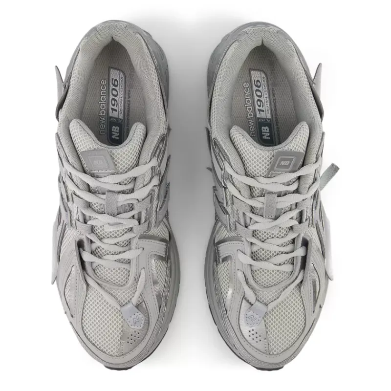 New Balance Der <b><i>New Balance 1906AG ‘TECH EXPLOSION’</i></b> ist eine Weiterentwicklung des ursprünglichen <i>2002R ‘Refined Future’-Packs</i>. Inspiriert von technischen Datenblättern aus den frühen 2000er Jahren ist sein Obermaterial dekonstruiert, um jedes einzigartige Musterstück hervorzuheben. “Grey/Silver” (M1906AG)