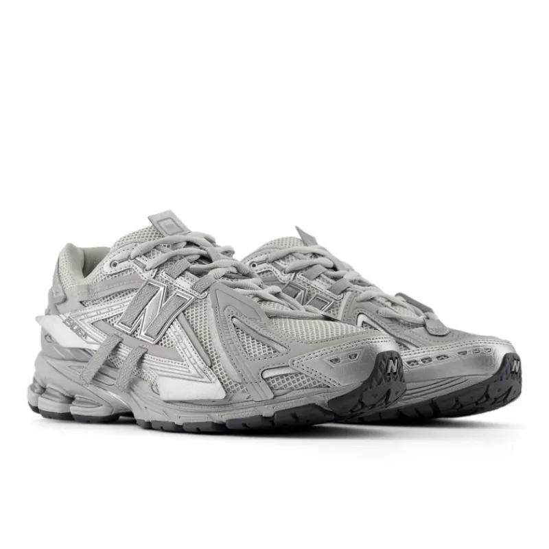 New Balance Der <b><i>New Balance 1906AG ‘TECH EXPLOSION’</i></b> ist eine Weiterentwicklung des ursprünglichen <i>2002R ‘Refined Future’-Packs</i>. Inspiriert von technischen Datenblättern aus den frühen 2000er Jahren ist sein Obermaterial dekonstruiert, um jedes einzigartige Musterstück hervorzuheben. “Grey/Silver” (M1906AG)