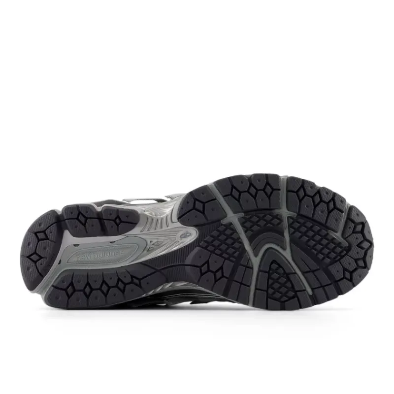 New Balance Der <b><i>New Balance 1906AG ‘TECH EXPLOSION’</i></b> ist eine Weiterentwicklung des ursprünglichen <i>2002R ‘Refined Future’-Packs</i>. Inspiriert von technischen Datenblättern aus den frühen 2000er Jahren ist sein Obermaterial dekonstruiert, um jedes einzigartige Musterstück hervorzuheben. “Grey/Silver” (M1906AG)