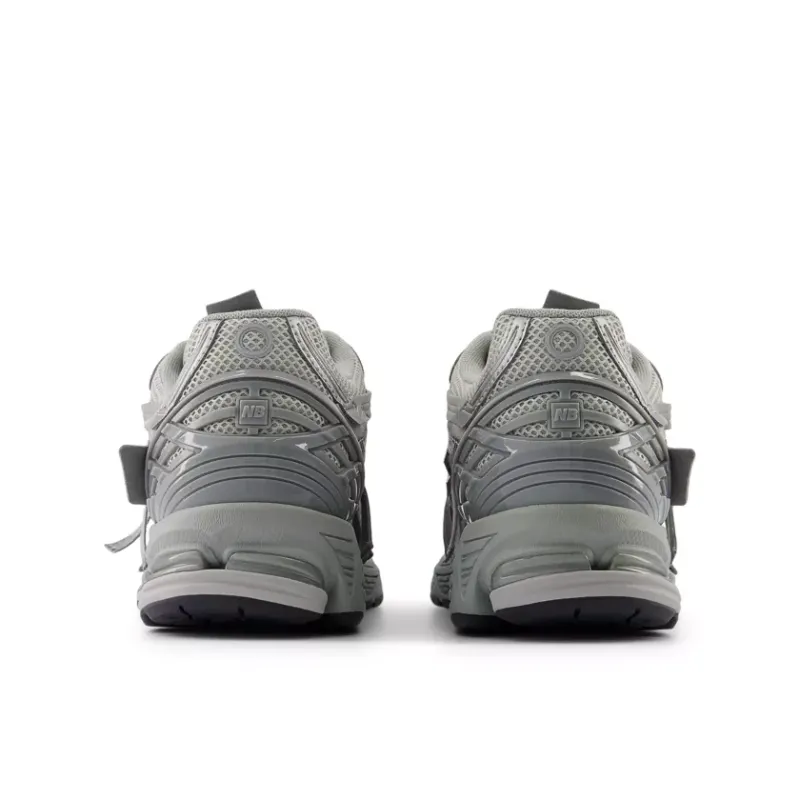 New Balance Der <b><i>New Balance 1906AG ‘TECH EXPLOSION’</i></b> ist eine Weiterentwicklung des ursprünglichen <i>2002R ‘Refined Future’-Packs</i>. Inspiriert von technischen Datenblättern aus den frühen 2000er Jahren ist sein Obermaterial dekonstruiert, um jedes einzigartige Musterstück hervorzuheben. “Grey/Silver” (M1906AG)
