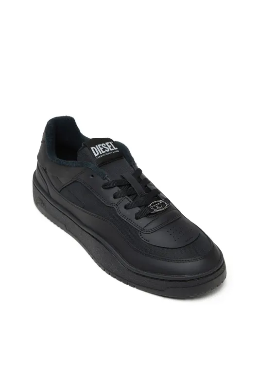 Diesel S-oval Skate Low (Y03511P8123T8013 https://nl.diesel.com/en/sneakers/s-oval-skate-low-black/Y03511P8123T8013.htm)
