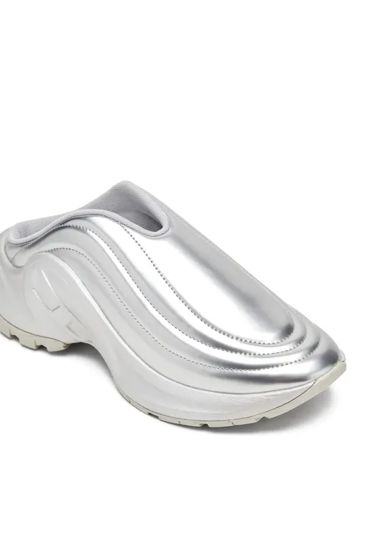 Diesel S-d-runner Mule X (Y03548P1660T9002 https://nl.diesel.com/en/sneakers/s-d-runner-mule-x-silver/Y03548P1660T9002.htm)