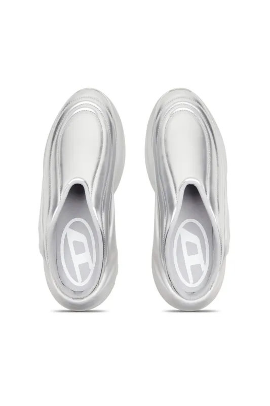 Diesel S-d-runner Mule X (Y03548P1660T9002 https://nl.diesel.com/en/sneakers/s-d-runner-mule-x-silver/Y03548P1660T9002.htm)