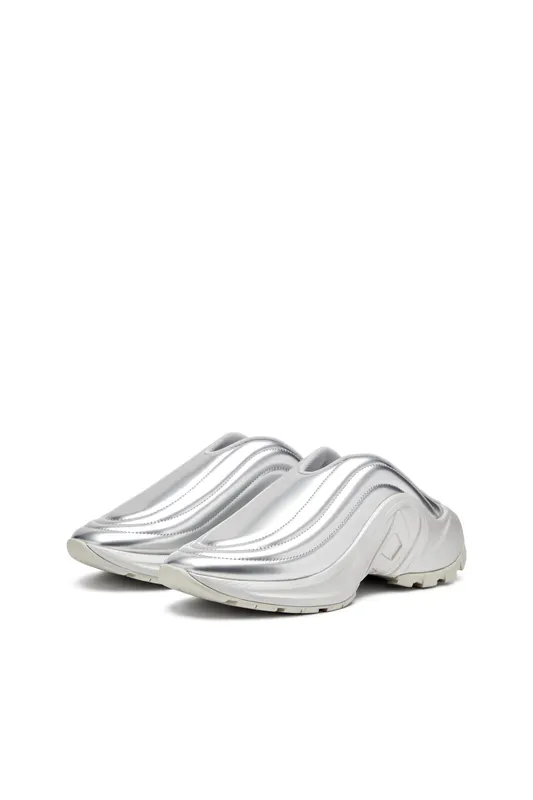 Diesel S-d-runner Mule X (Y03548P1660T9002 https://nl.diesel.com/en/sneakers/s-d-runner-mule-x-silver/Y03548P1660T9002.htm)
