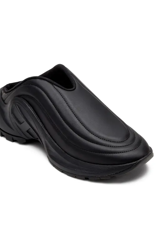 Diesel S-d-runner Mule X (Y03548PR003T8013 https://nl.diesel.com/en/sneakers/s-d-runner-mule-x-black/Y03548PR003T8013.htm)