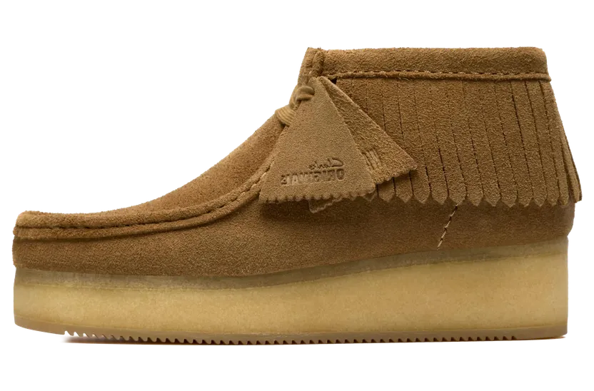 Clarks Wallabee Wedge Fringe “Light Tan Suede” (26182855)