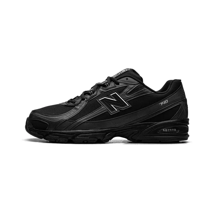 New Balance 740 “Black with Silver Metallic”: zwart met scherpte