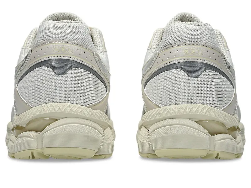 ASICS GEL-CUMULUS 16 “Cream / Pure Silver” (1203A733-107)