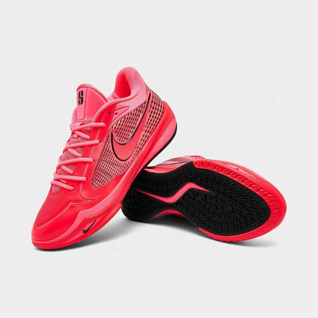 Nike Sabrina 4 “Light Work” (II0402-601): knalrood, en toch zit er roze in