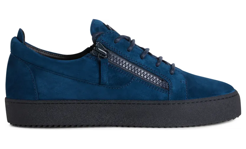Giuseppe Zanotti Sneakers basses confectionnées en velours bleu pétrole avec lacets en coton assortis, dotées d’un détail signature » caoutchouté bleu sur la languette et de fermetures à glissière argentées sur les côtés de la tige. la semelle en caoutchouc noir offre à c (RU20044006)