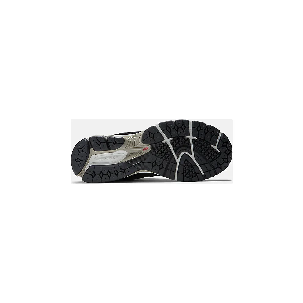 New Balance 2002R “Protection Pack – Black / Grey” (M2002RDJ)