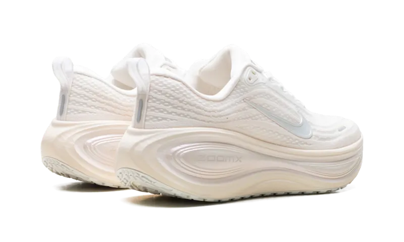 Nike Vomero Plus “Summit White Phantom Chalk” (IO9916-100)
