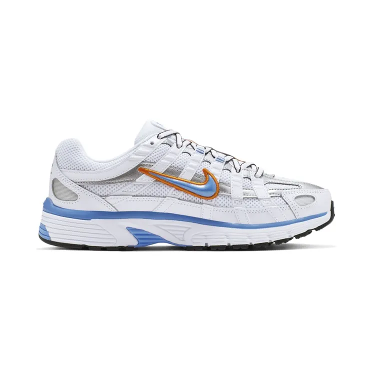 Nike P-6000 – Wit “White / Metallic Silver / Black / University Blue” (BV1021-103)