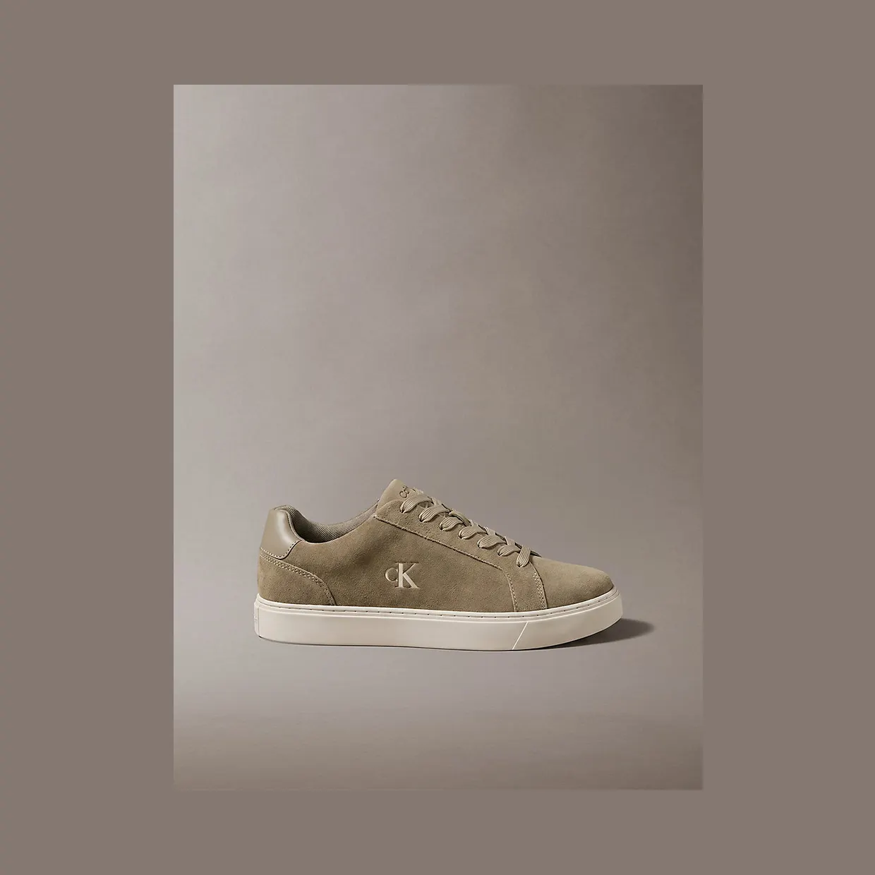 Calvin Klein Ck Baseline – Suede Signature Logo “DESERT TAUPE/STONY BEIGE” (YM0YM014340H0)