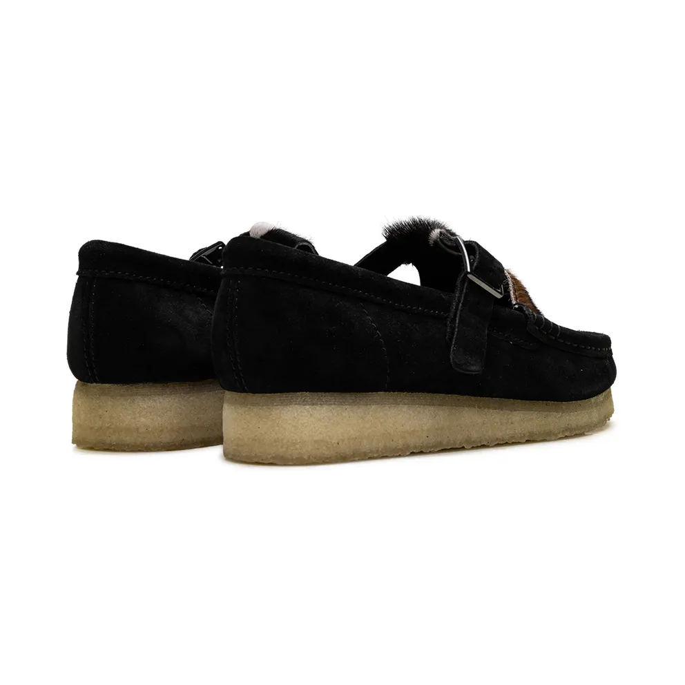 Clarks WALLABEE T-BAR “Black Cow Print” (26180686)