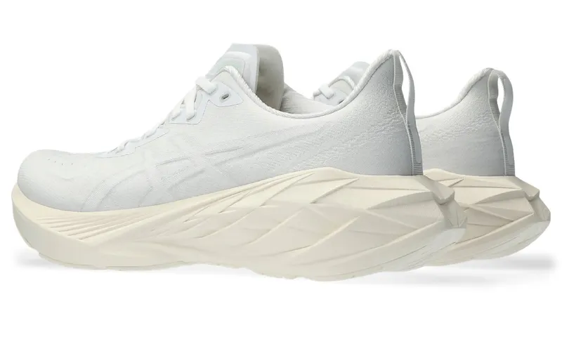 Asics Novablast 4 “White / White” (1011B693-102)