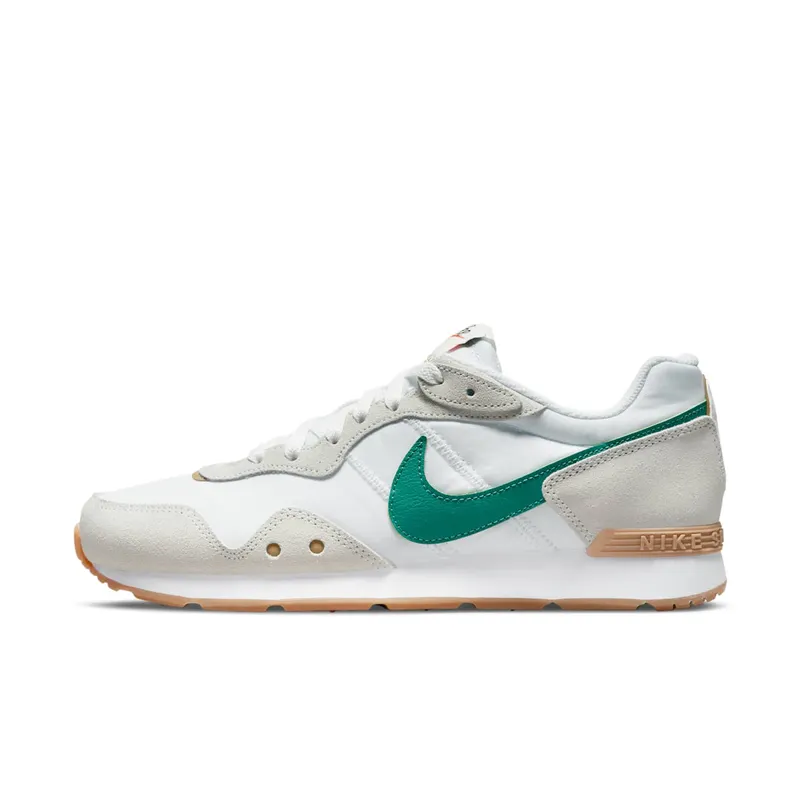 Nike Venture Runneren “White / Summit White / Gum Light Brown / Green Noise” (DJ2004-100)