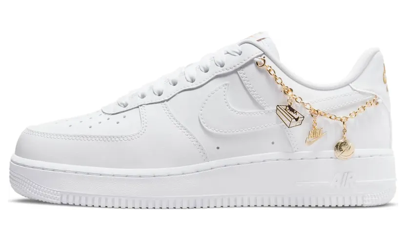 Nike Air Force 1 “Lucky Charms”: de witte sneaker die zijn sieraad al bij zich heeft