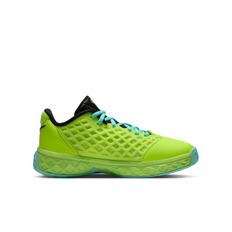 Nike Kobe 3 Low Protro “Mismatch” (IZ7934-900): links groen, rechts blauw, vandaag alleen in kidsmaten (3)
