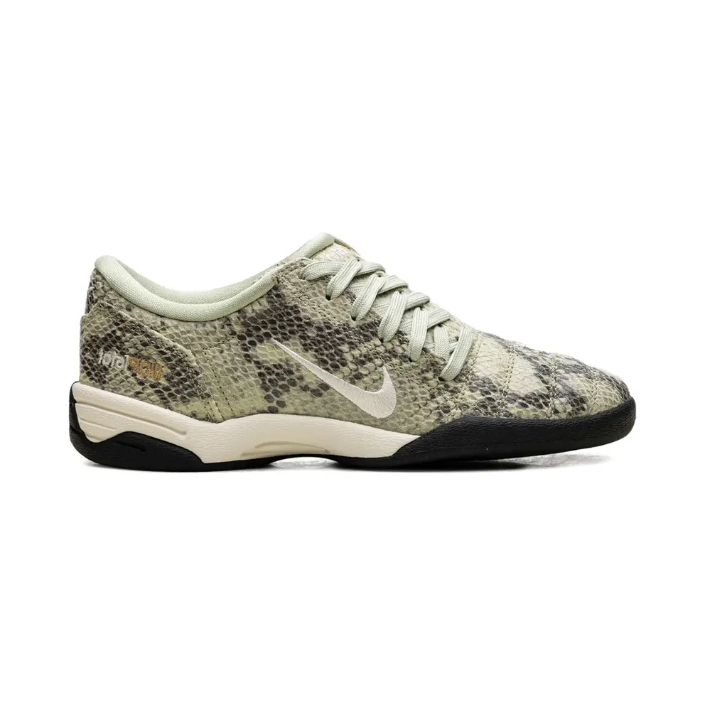 Nike Total 90 SE Sneakers mit Schlangen-Print – Braun (IB4204)