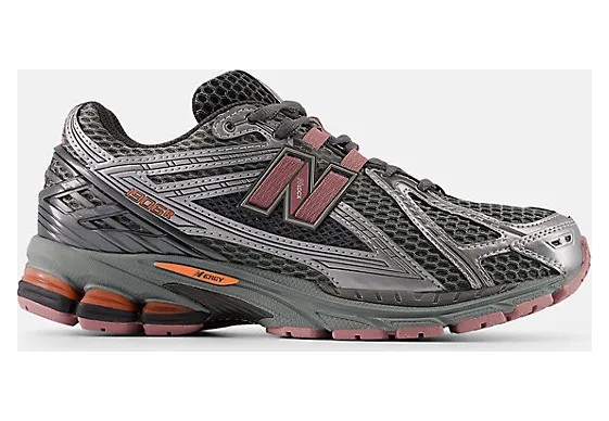 New Balance 1906 “Dark Silver/Rosewood”: donker zilver, warm randje