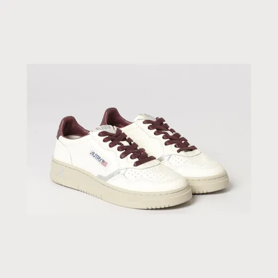 Autry Medalist Low Bicolor Leather Sneakers with Perforated Toe Burgundy (AULWNE19)