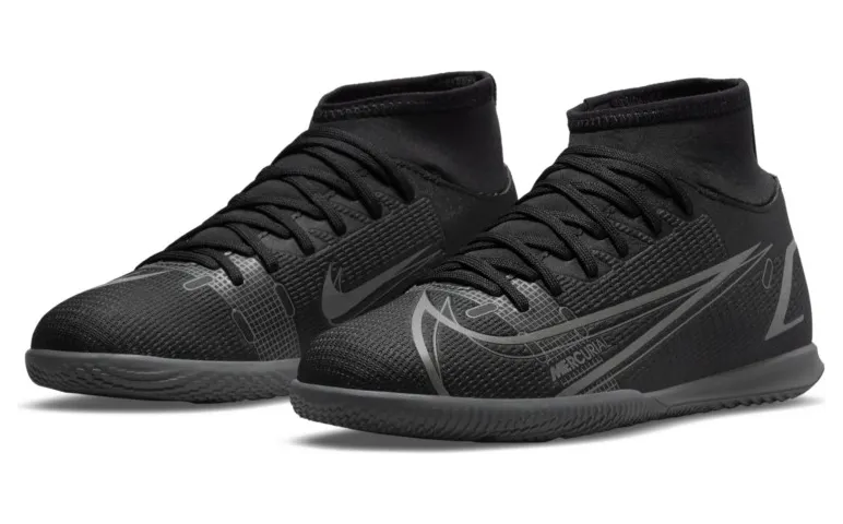 Nike Jr. Mercurial Superfly 8 Club IC Fußballschuh für Hallen- und Hartplätze für jüngere/ältere Schwarz (CV0792-004)