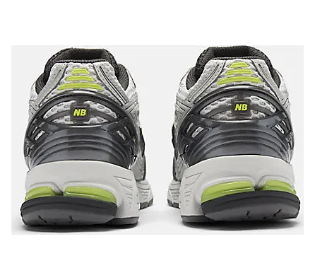 New Balance 1906 “Light Silver Metallic”: zilver met groene ondertoon (6)