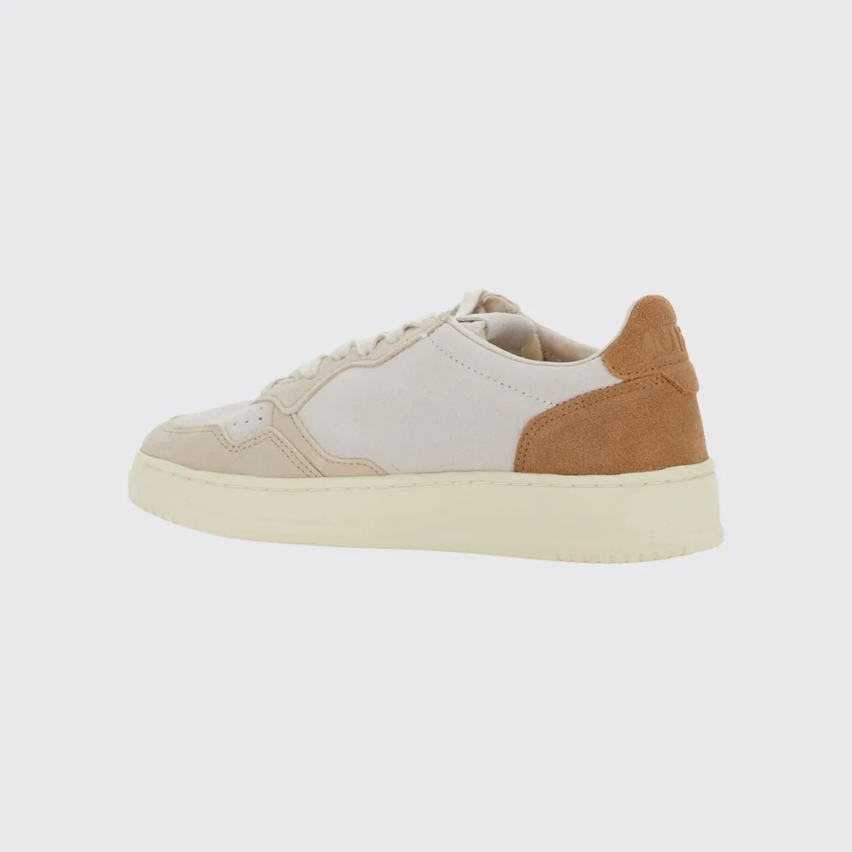 Autry Medalist Low Trainers in Smooth Calfskin with Contrast Details Camel (AULWTS01) (2)